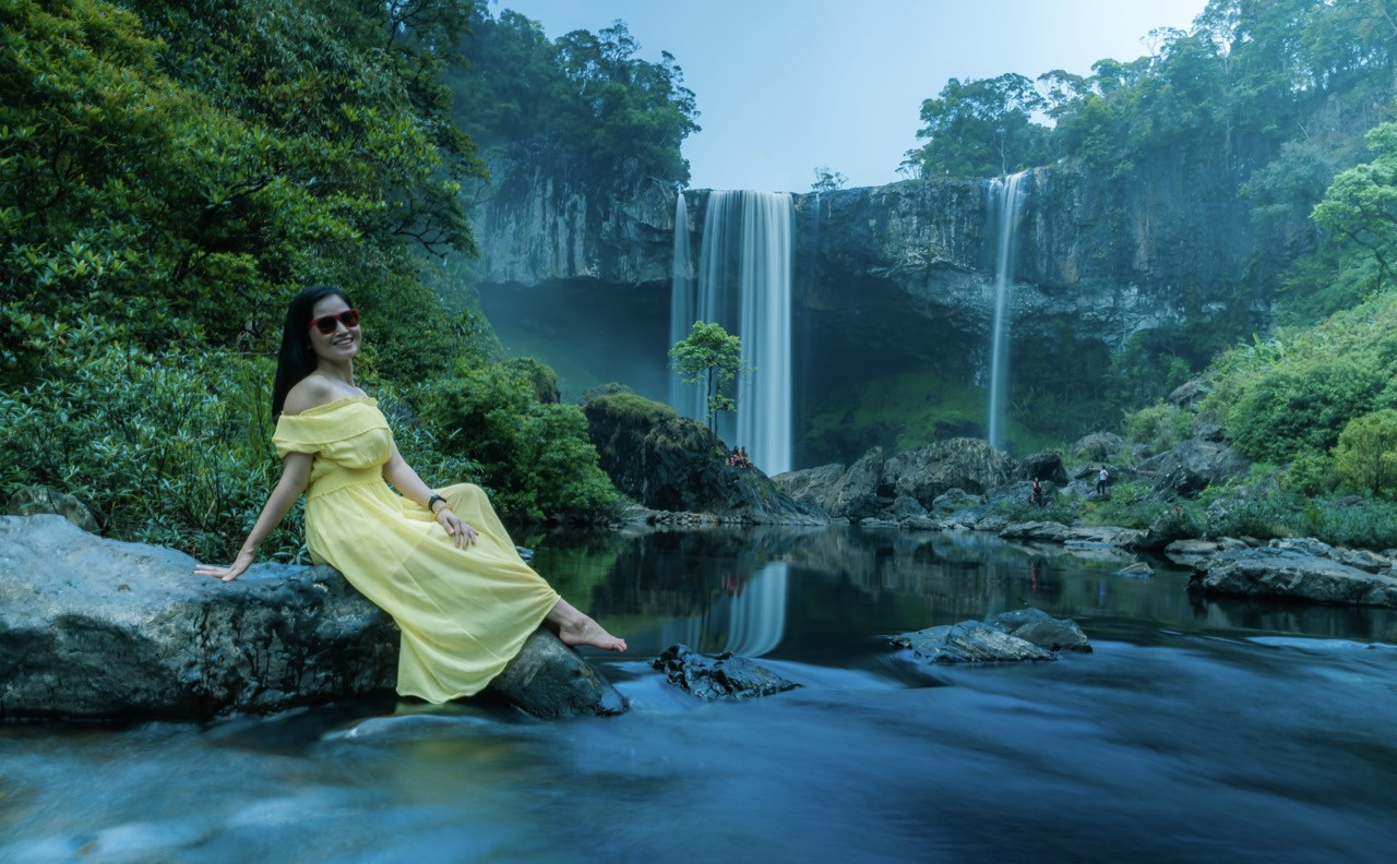 Du khách Gialai.travel tạo dáng khi tham quan tour thác K50