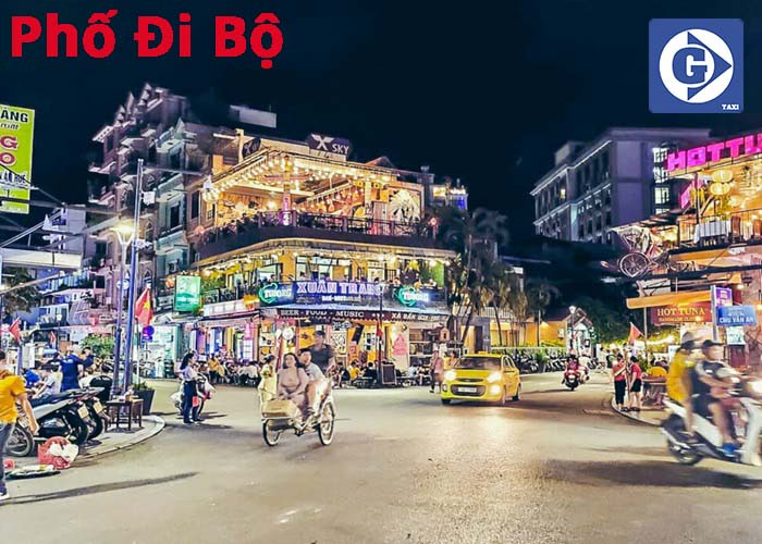 Du khách tản bộ và ngắm cảnh tại khu vực Phố Đi Bộ Huế về đêm