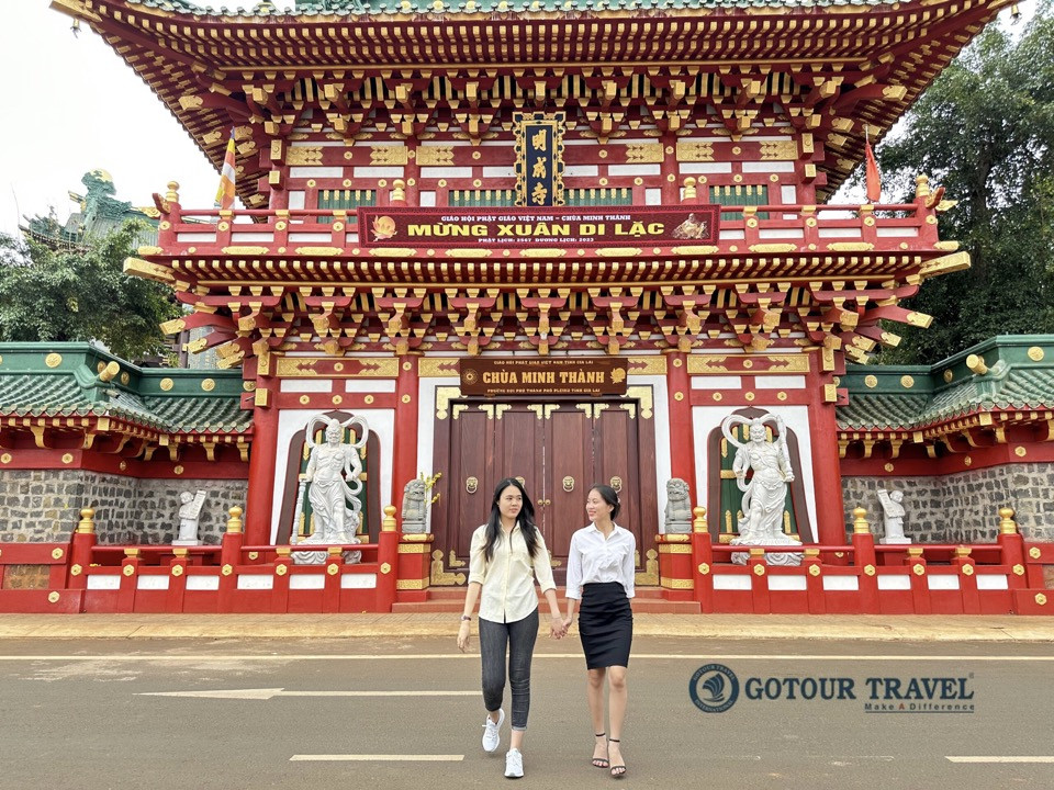 Du khách thăm chùa Minh Thành - Tour Gia Lai