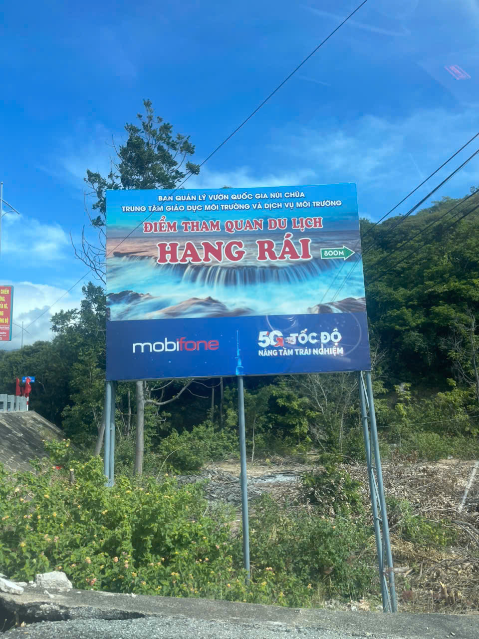 Du khách tham quan Hang Rái