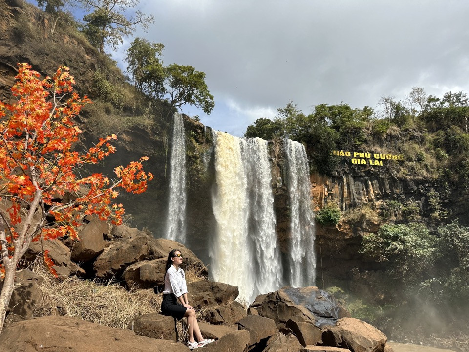 Du khách tham quan thác Phú Cường - Tour Gia Lai