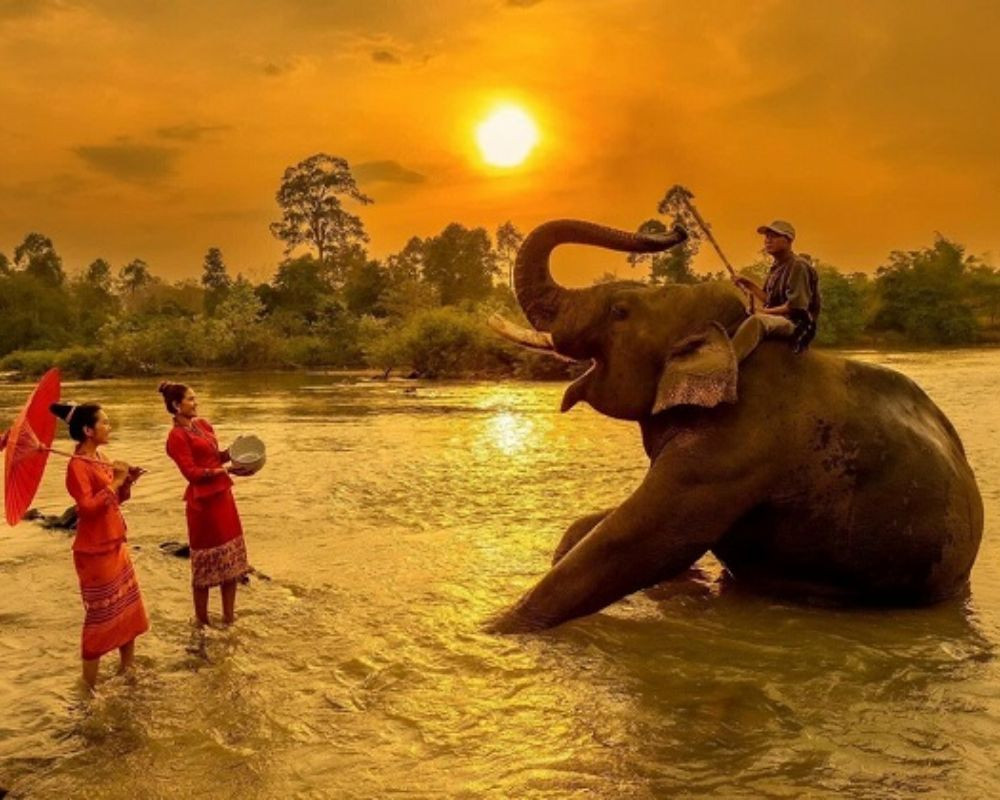 Du khách tìm hiểu về cuộc sống của những người nài voi ở Buôn Đôn