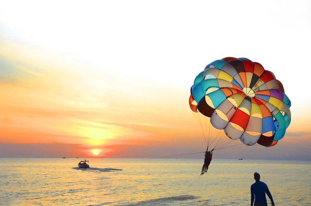 Du khách trải nghiệm bay dù lượn trên biển ở Phú Quốc, tận hưởng cảnh hoàng hôn với biện pháp du lịch an toàn