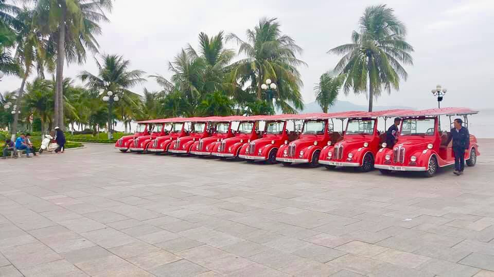 Du khách trải nghiệm di chuyển bằng taxi điện Quy Nhơn thân thiện môi trường