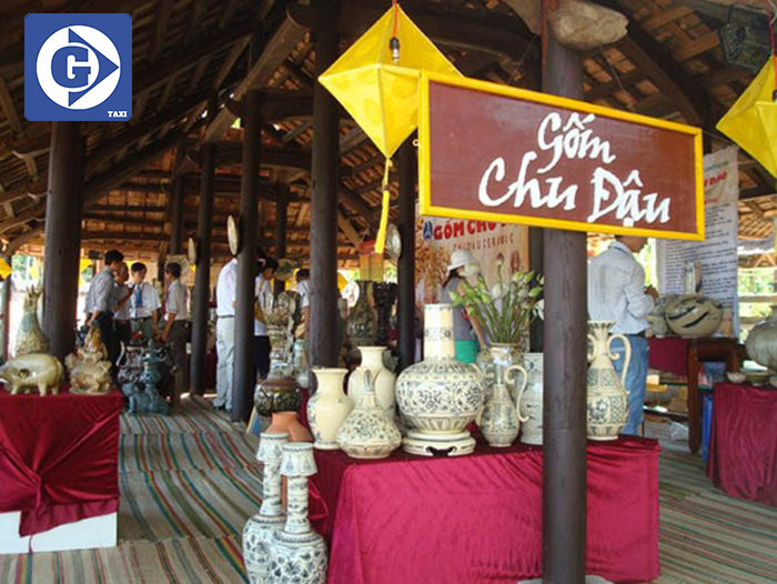 Du khách trải nghiệm làm gốm tại Làng Gốm Chu Đậu