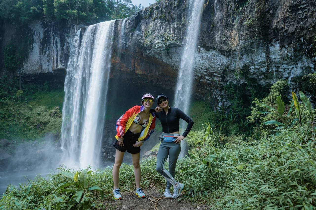 Du khách trekking khám phá cung đường đến Thác K50 trong Khu bảo tồn Kon Chư Răng