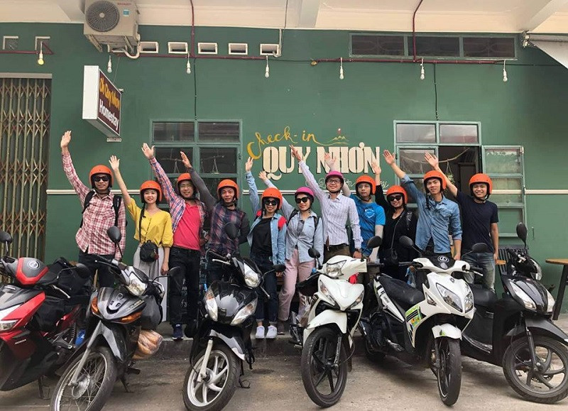 Du khách tự do khám phá Quy Nhơn bằng xe máy, phương tiện cá nhân phổ biến bên cạnh việc lựa chọn taxi Quy Nhơn tiện lợi.