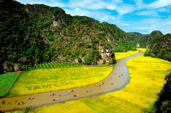 Du ngoạn Tam Cốc Bích Động Ninh Bình bằng thuyền sau khi tự lái đến