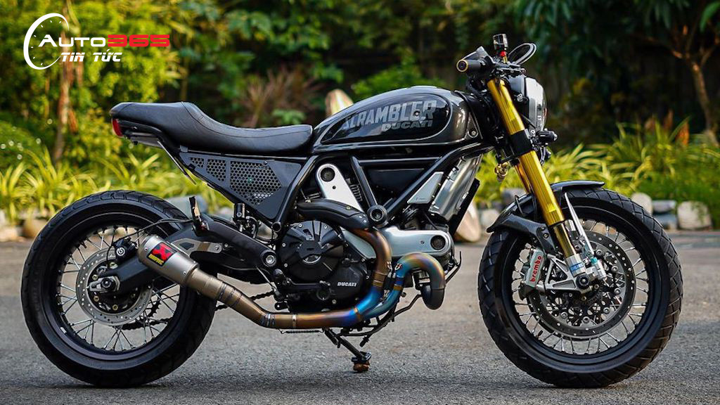 Ducati Scrambler Cafe Racer với màu đen kết hợp chi tiết vàng độc đáo