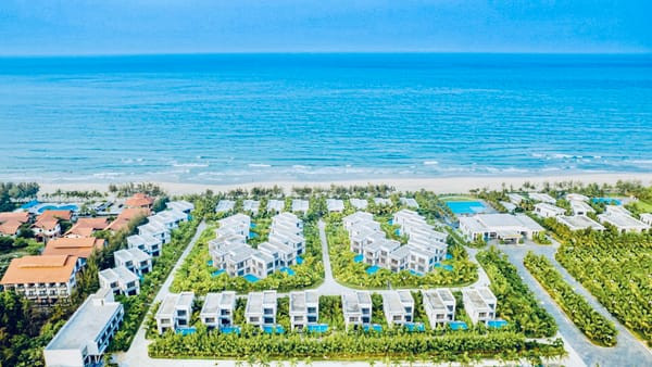 Dừng chân tại Bãi biển Lăng Cô đẹp mê hồn trong chuyến tự lái