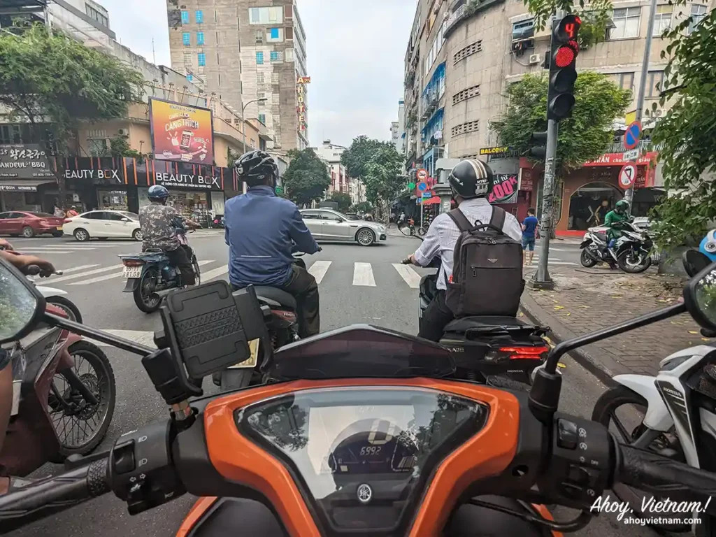 Dừng đèn đỏ khi đi xe máy ở TP.HCM