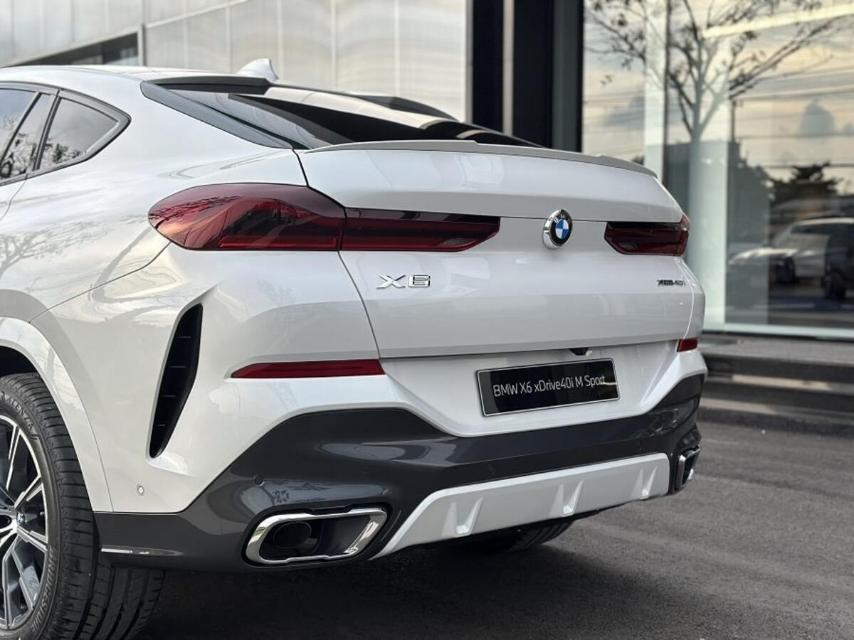 Đuôi xe BMW X6 năng động với cụm đèn hậu LED và ống xả kép