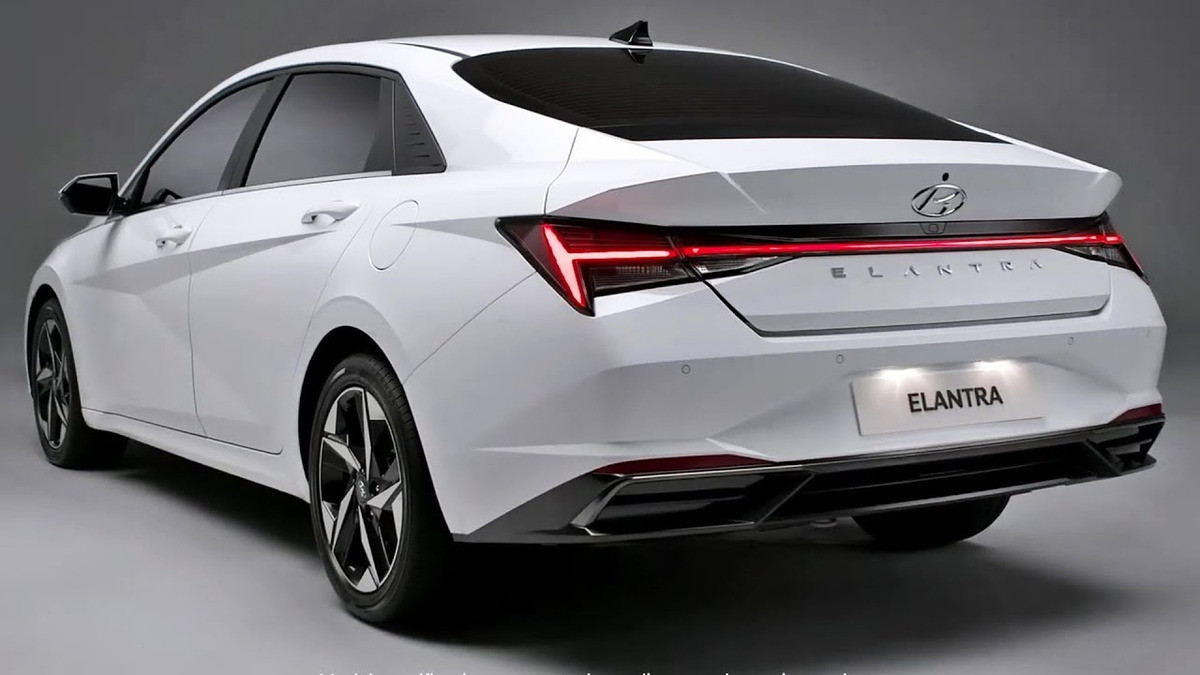 Đuôi xe Hyundai Elantra 2020 với đèn hậu LED họa tiết tia sét