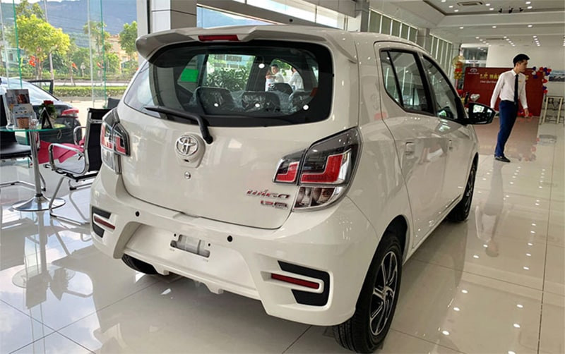 Đuôi xe Toyota Wigo 2022 với cụm đèn hậu LED và cánh gió tích hợp phanh