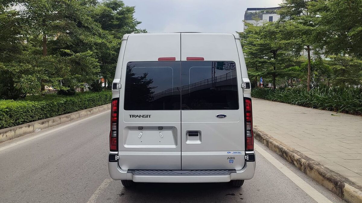 Đuôi xe trang bị cụm đèn hậu thiết kế hình trụ kéo dài, giúp xe nổi bật hơn