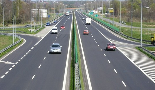 Đường đôi là gì với dải phân cách và hệ thống vạch kẻ đường