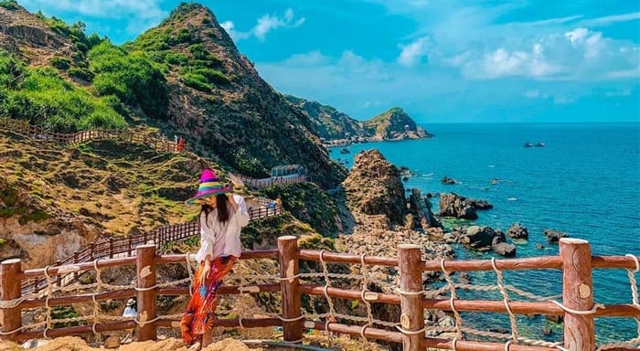 Eo Gió có vẻ đẹp như tranh, tạo bởi hai mỏm núi đá cao