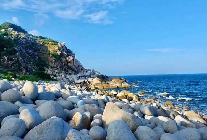 Bãi Đá Đẻ gần Eo Gió là một điểm đến check-in đẹp không nên bỏ lỡ khi đến đây