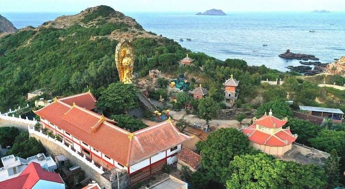 Tịnh xá Ngọc Hòa gần Eo Gió là một điểm tâm linh với tượng Phật Quan Âm đôi cao 30m