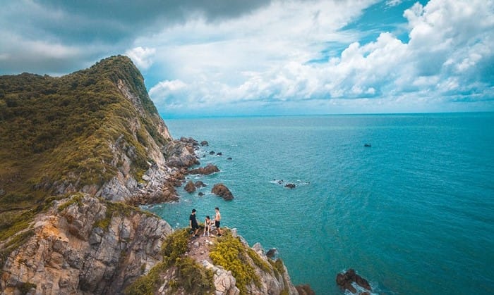 Thời điểm lý tưởng đến tham quan Eo Gió Quan Lạn là từ tháng 4 đến tháng 6, biển yên, gió lặng
