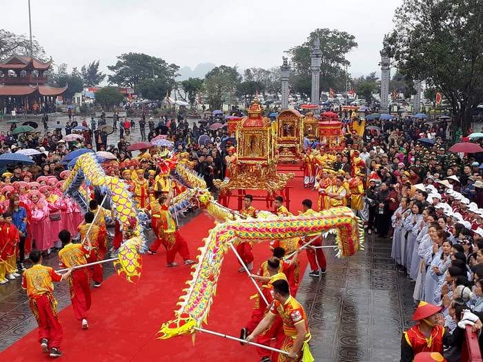 Đến Eo Gió Quan Lạn, có thể tham gia lễ hội Đền Cậu để hiểu văn hóa địa phương