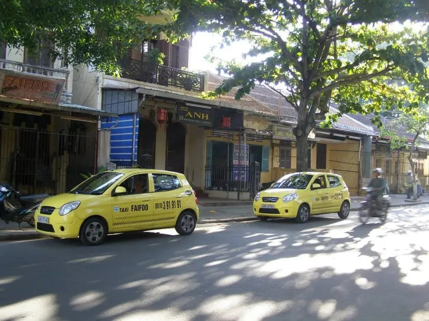 Faifoo taxi với màu xanh đặc trưng tại địa phận Quảng Nam