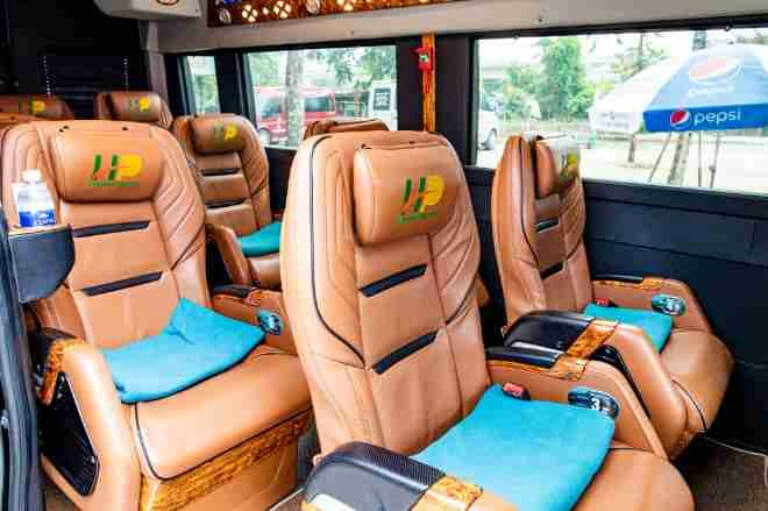 Ghế bọc da êm ái trên xe Phú Toán Limousine