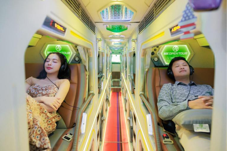 Ghế nằm cao cấp có chức năng massage trên xe HK BUSLINES đi Hà Nội Hội An