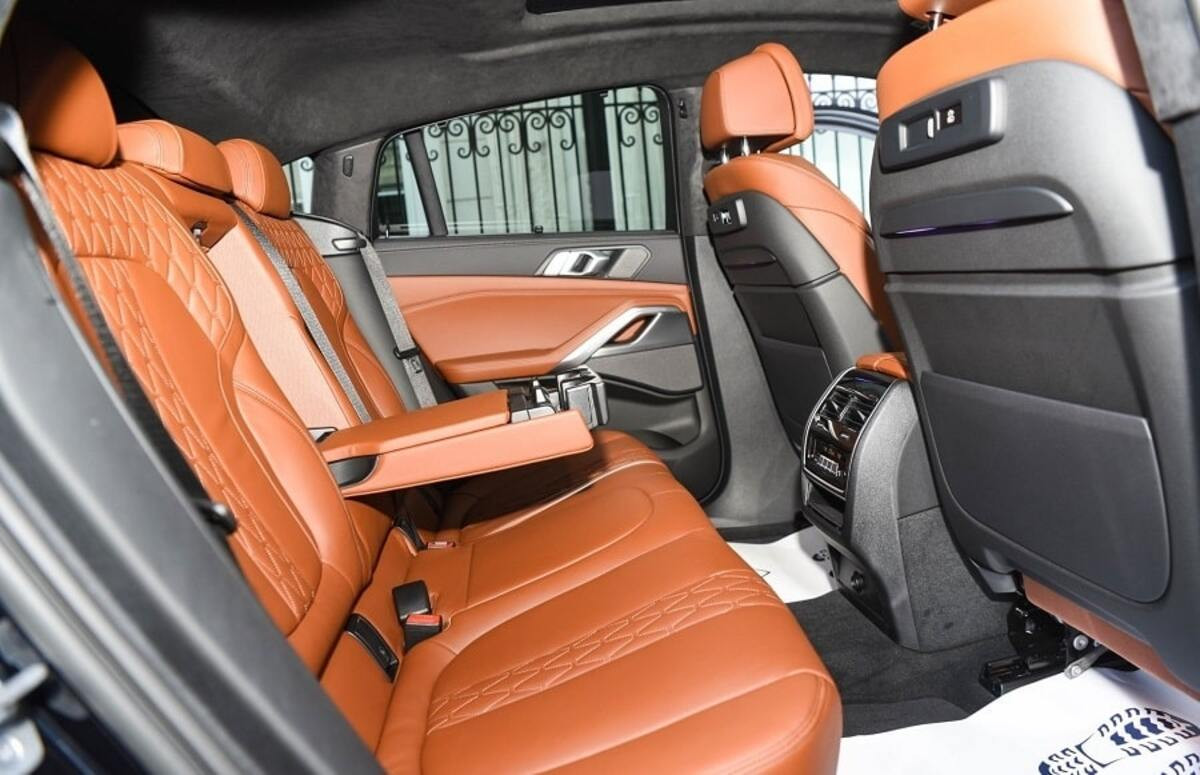Ghế ngồi bọc da cao cấp và không gian rộng rãi trong cabin BMW X6