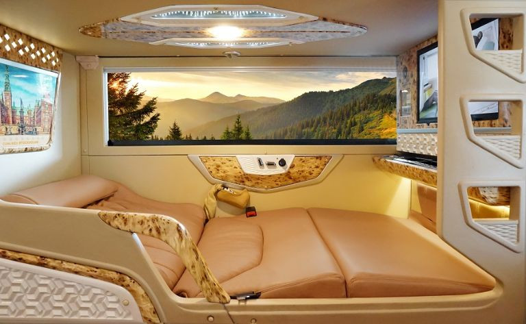 Ghế ngồi bọc da sang trọng trên xe Limousine Vân Anh