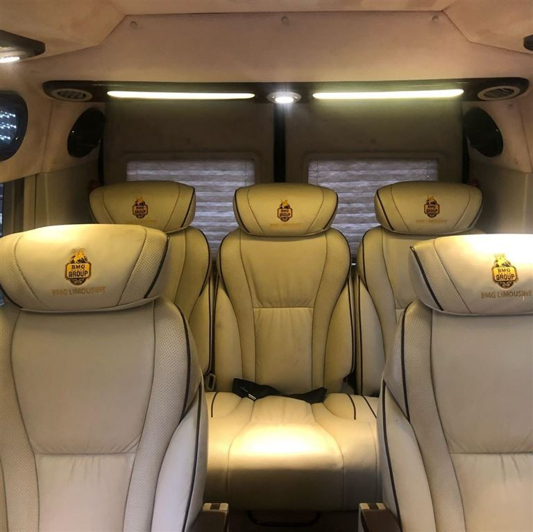 Ghế ngồi êm ái có tay vịn trên xe Kim Dung Limousine cho hành trình Ninh Bình Phú Thú