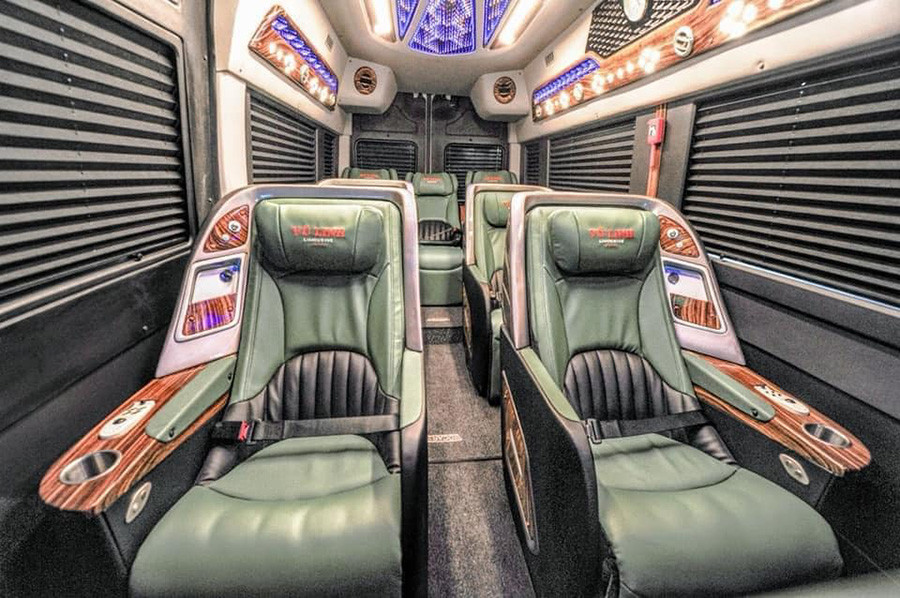 Ghế ngồi êm ái có thể ngả lưng trên xe limousine Vũ Linh tuyến Sài Gòn Sóc Trăng