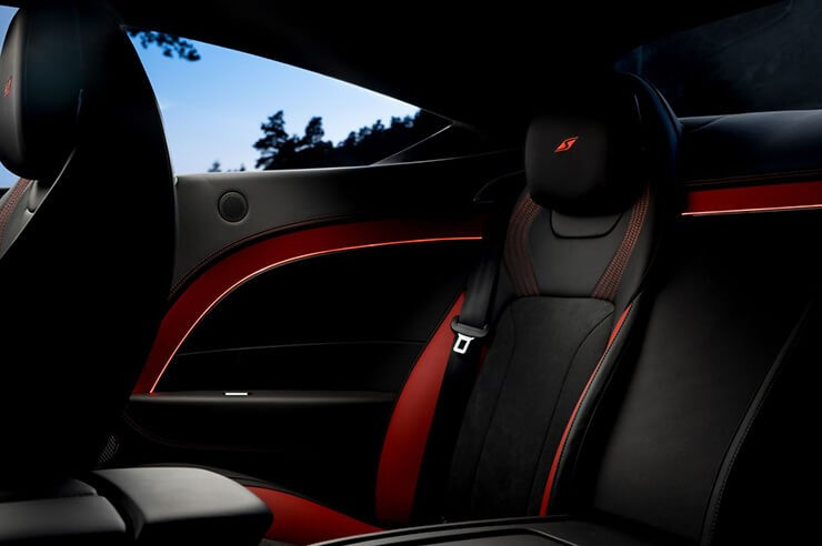Ghế ngồi thể thao bọc da cao cấp với biểu tượng S thêu tinh tế trên Bentley Continental