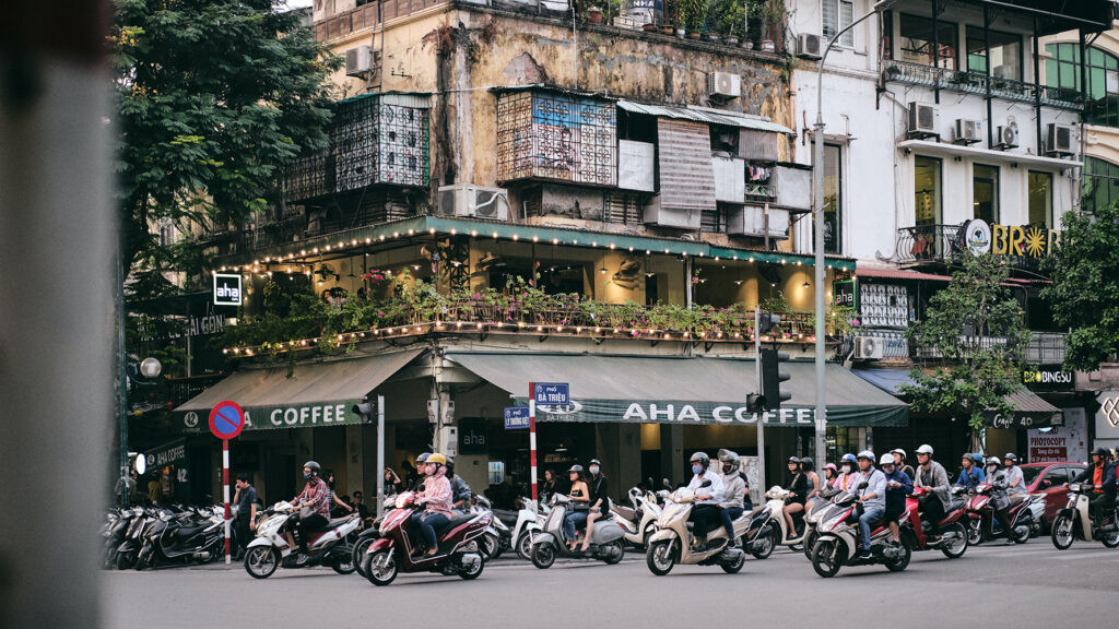 Giấy chứng nhận bảo hiểm dân sự bắt buộc xe máy và các loại bảo hiểm xe máy trên nền ảnh xe máy