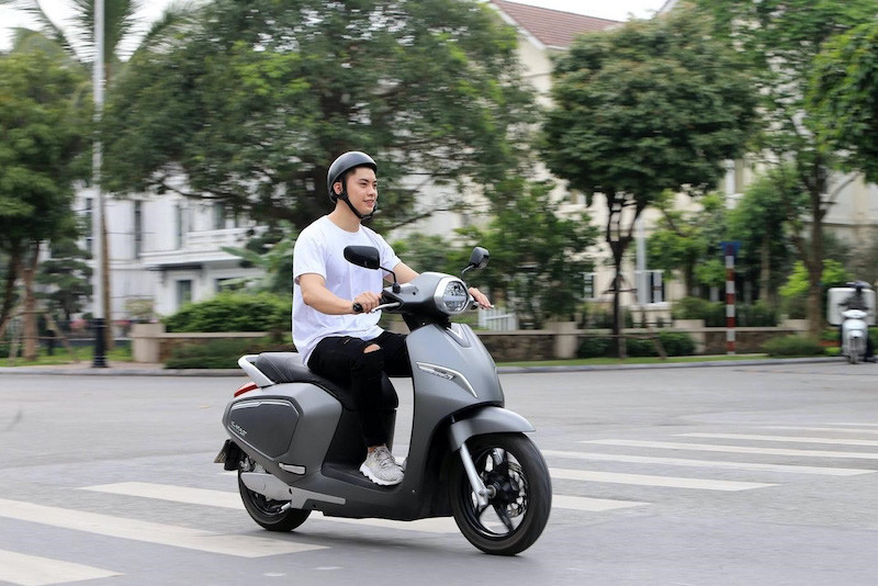 Giữ tốc độ ổn định và quan sát đường khi lái xe máy điện