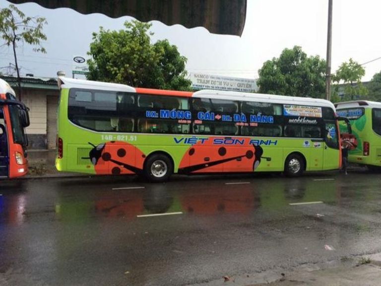 Giường nằm bọc da êm ái bên trong xe Việt Sơn Anh