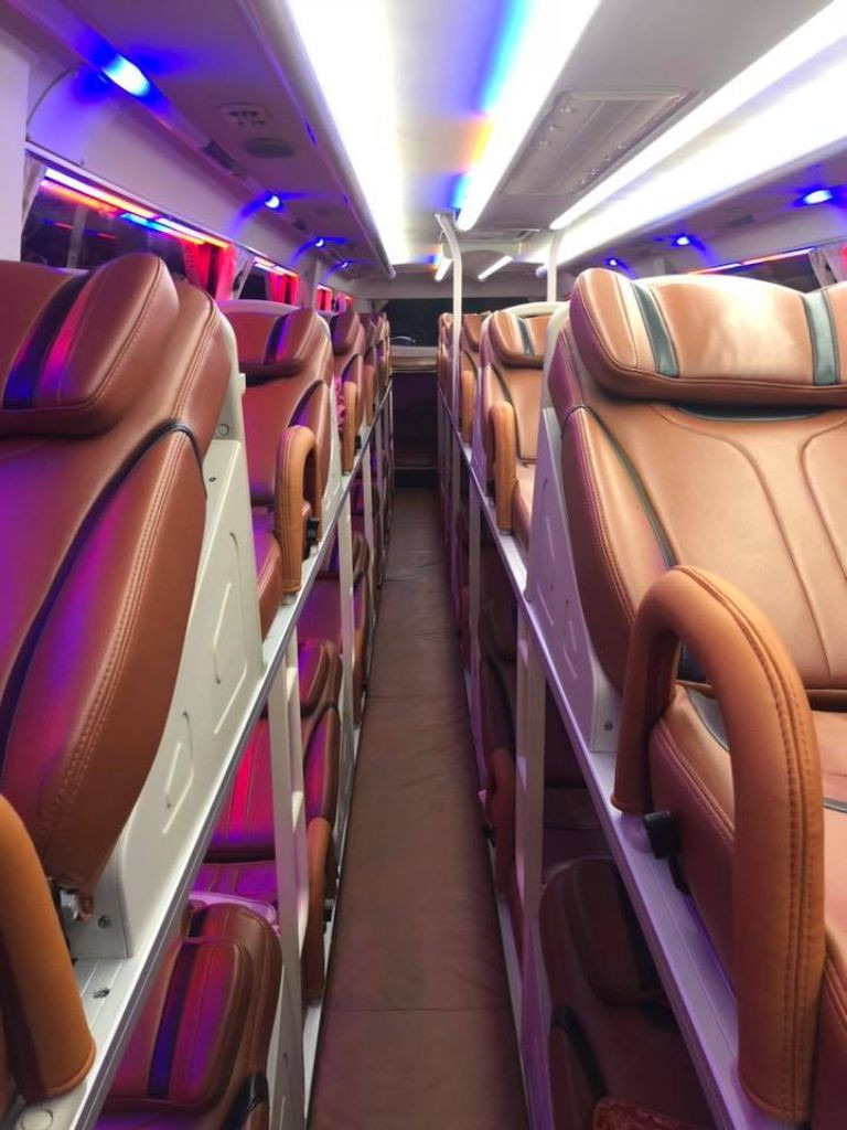 Giường nằm cao cấp bên trong xe khách Hoàng Long Cô 2, mang lại sự thoải mái cho hành trình Sài Gòn Vinh.