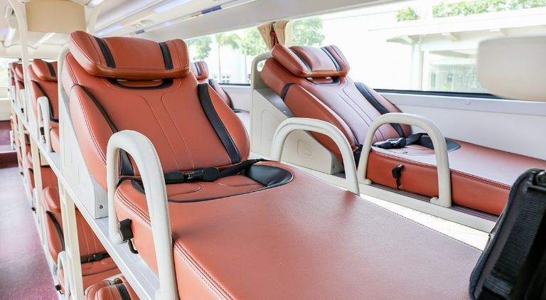 Giường nằm cao cấp trên **xe khách Quảng Ninh Hải Dương** của Hoàng Long mang lại sự thoải mái