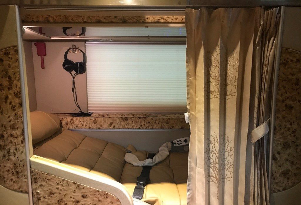 Giường nằm trên xe limousine Tuấn Anh rất êm ái, rộng rãi