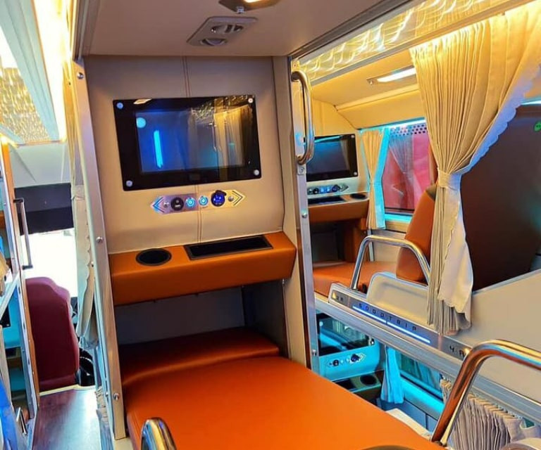 Giường phòng riêng trên xe Limousine Hùng Đức