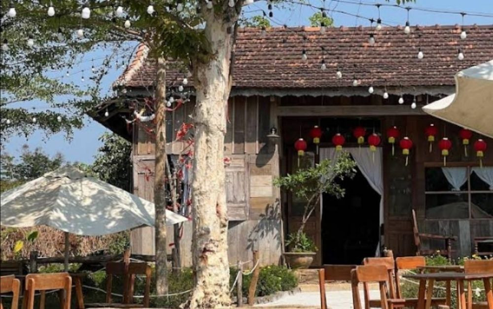 Góc check-in hoài cổ với ngôi nhà mái ngói rêu phong tại Tiệm cà phê Nắng