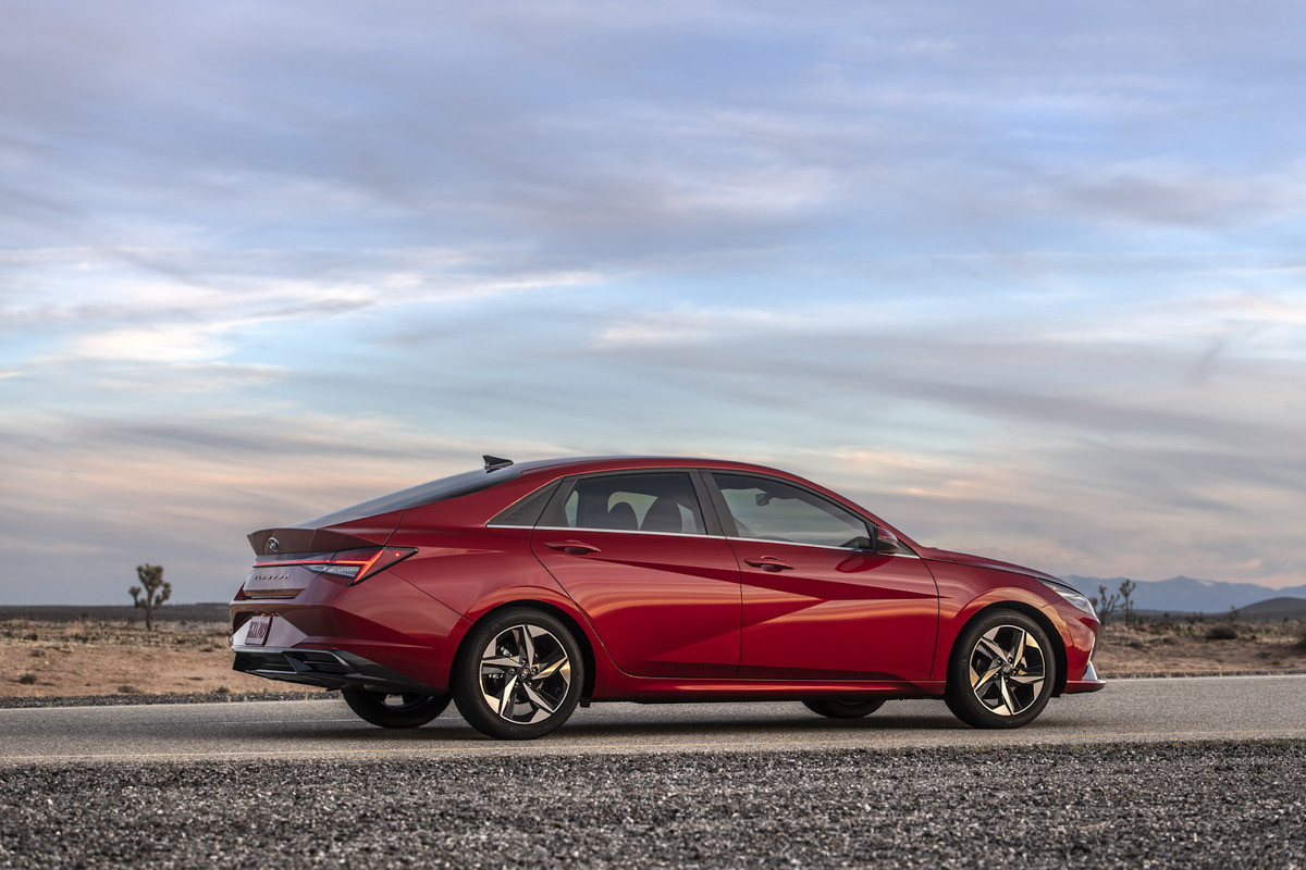 Góc nhìn bên hông cho thấy đường nét thiết kế Parametric Dynamics trên thân xe Hyundai Elantra 2021