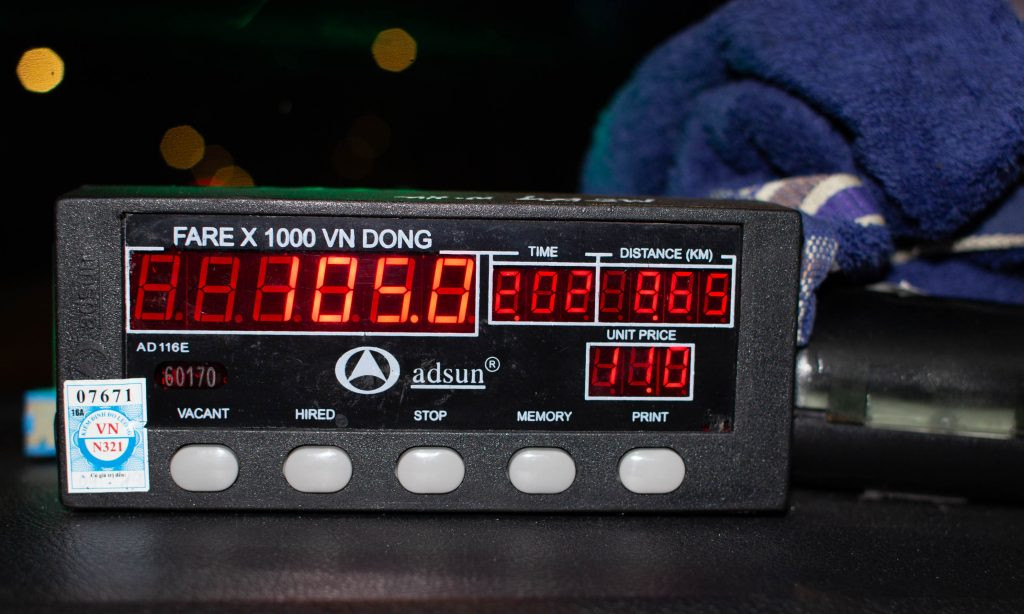 Góc nhìn cận cảnh đồng hồ cước taxi thật với các nút điều khiển và thông số rõ ràng