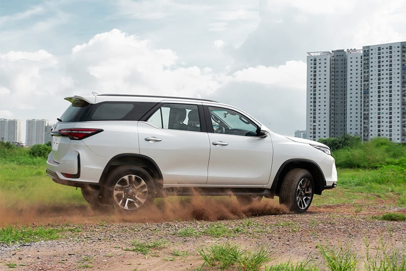 Góc nhìn ngang thân xe Toyota Fortuner 2021, thể hiện kích thước và mâm xe hợp kim.