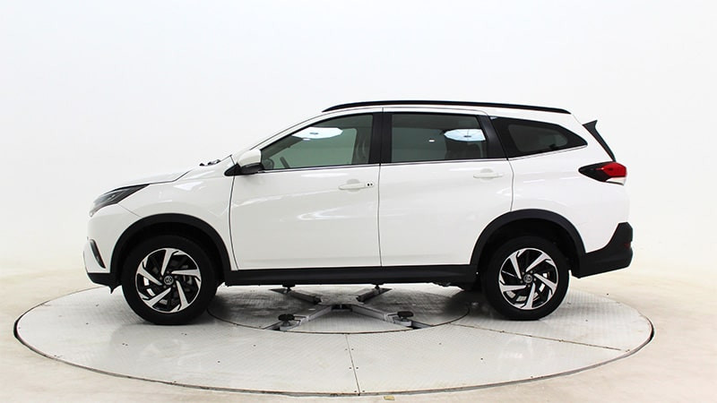 Góc nhìn ngang thân xe Toyota Rush 2021, nổi bật các đường gân dập nổi và mâm đúc 17 inch