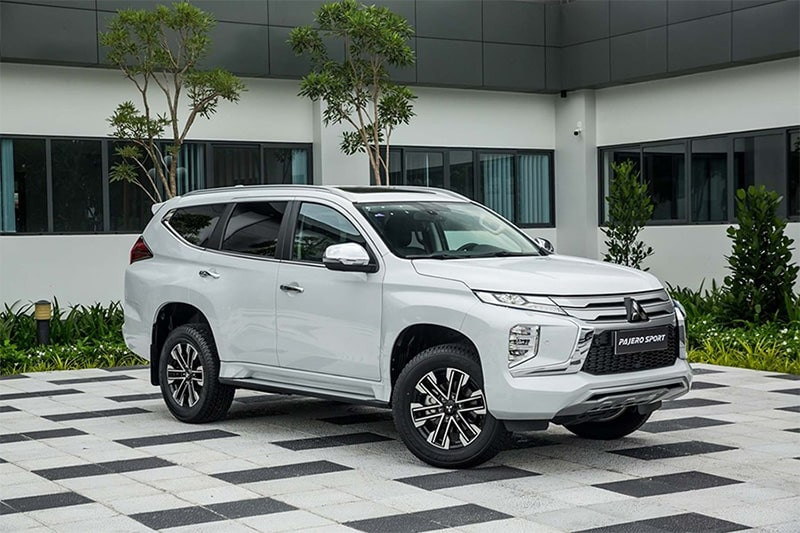 Góc nhìn ngoại thất Mitsubishi Pajero Sport với mâm xe 18 inch và đuôi xe thể thao