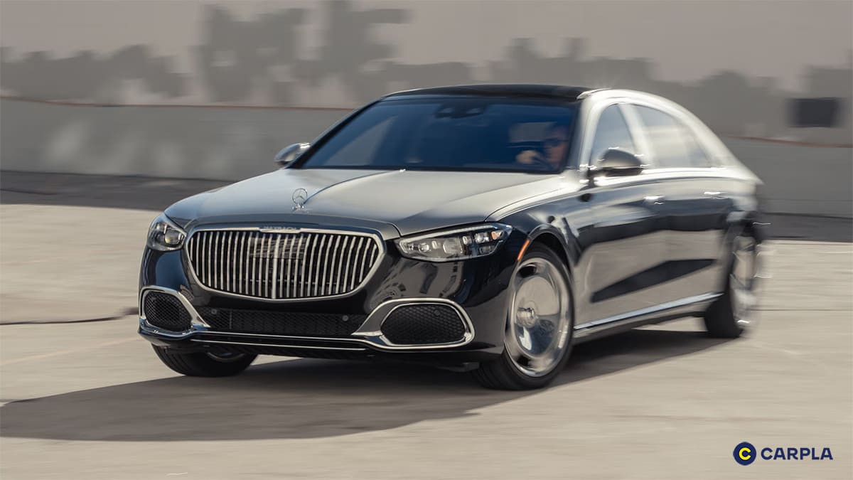 Góc nhìn ngoại thất phía trước của Mercedes Maybach S580, thể hiện lưới tản nhiệt đặc trưng và cụm đèn pha LED tinh xảo.