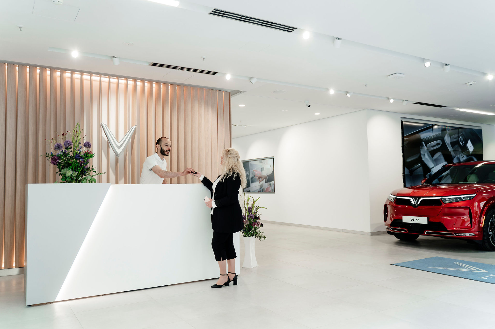 Góc nhìn rộng của không gian cửa hàng VinFast Berlin với các mẫu xe điện và khu vực tư vấn