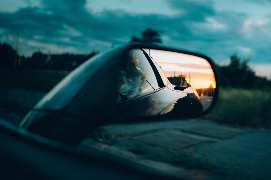 Gương chiếu hậu bị mất do trộm cắp trên xe ô tô đậu trên đường