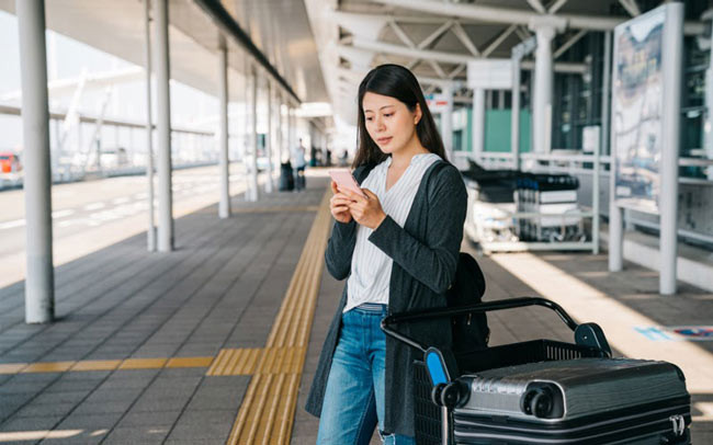 Hàng dài xe taxi 4 chỗ chờ đợi khách tại sân bay, liên quan đến phí chờ taxi 4 chỗ